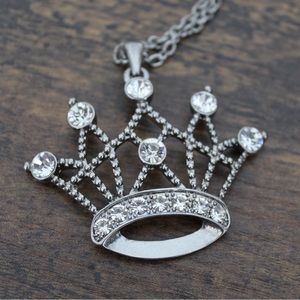 QUEEN OF EVERYTHING Statement Necklace